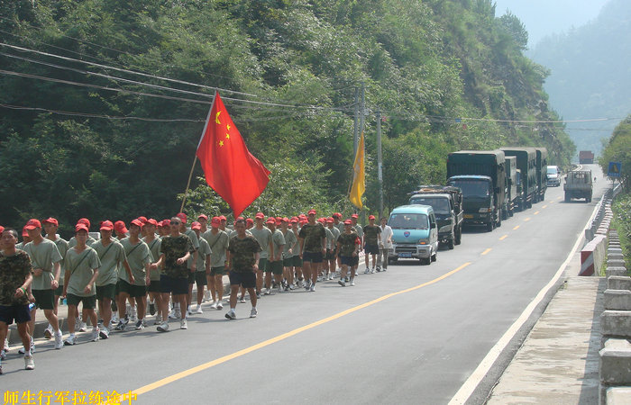 1我校红色拉练队伍在行军途中_副本.JPG